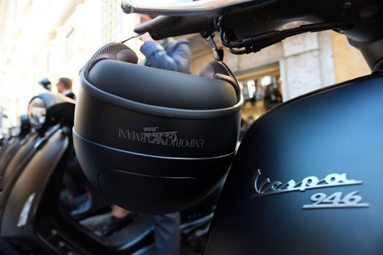 Vespa 946 Emporio Armani ที่สุดของราคาและที่สุดของความหรูหรา
