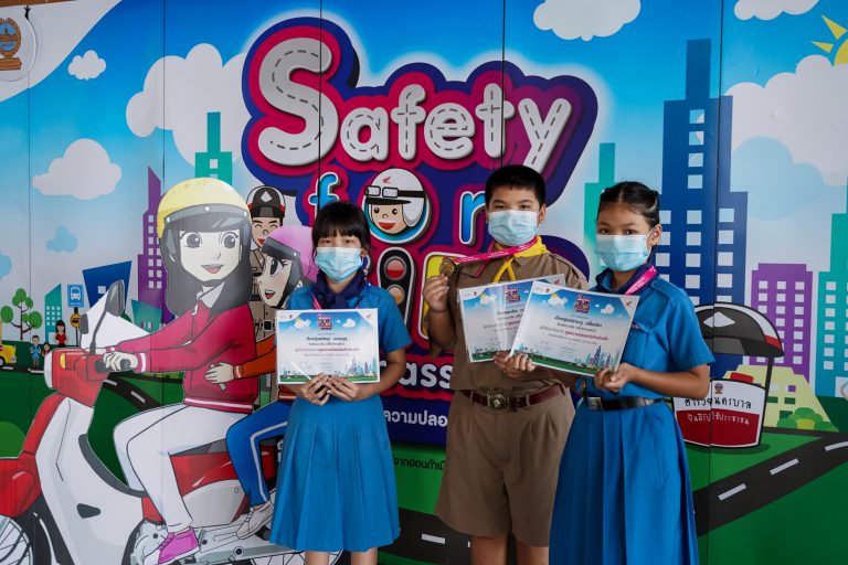 ฮอนด้ามอบเกียรติบัตรให้กับน้องๆ ที่ร่วมโครงการ Honda Safety for Kids Ambassador