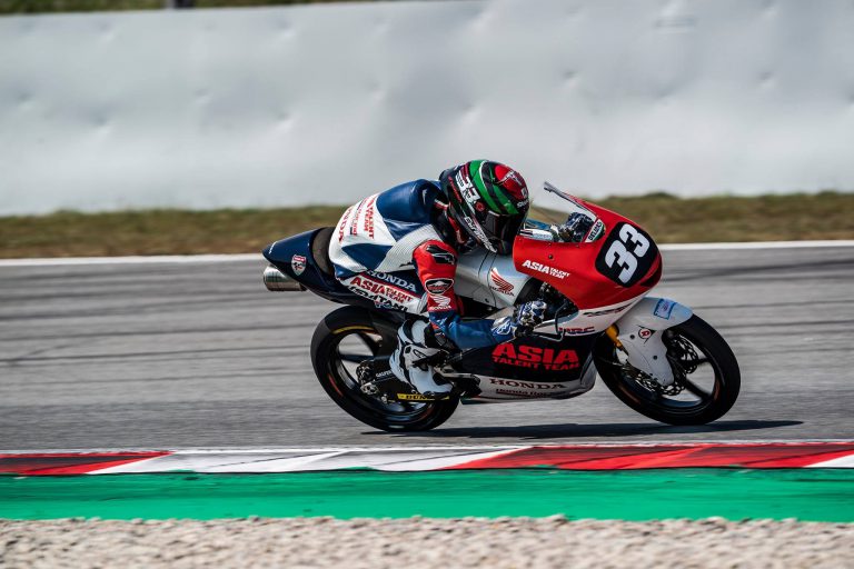 “ก๊องส์-ธัชกร” ฟอร์มเดือด! เข้าป้ายที่ 12 เก็บแต้มเรซแรก โมโตทรี จูเนียร์ ที่สเปน