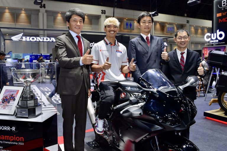 “ก้อง” สมเกียรติ ร่วมเปิดตัวรถใหม่ “ฮอนด้า” ในงาน “มอเตอร์เอกซ์โป 2022” เจ้าตัวเผย! ซ้อมเข้ม แม้จะอยู่ในช่วงพัก ตั้งเป้าฤดูกาลหน้า ติด 1 ใน 5 ของโลก!